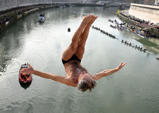 (260101) -- ROME, Jan. 1, 2026 (Xinhua) -- A man dives into the Tiber River to celebrate the New Year in Rome, Italy,  Jan. 1, 2026. (Photo by Alberto Lingria/Xinhua)