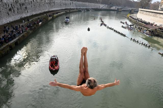 (260101) -- ROME, Jan. 1, 2026 (Xinhua) -- A man dives into the Tiber River to celebrate the New Year in Rome, Italy,  Jan. 1, 2026. (Photo by Alberto Lingria/Xinhua)