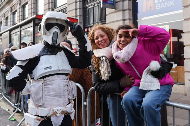 (260102) -- LONDON, Jan. 2, 2026 (Xinhua) -- A performer interacts with people during the annual New Year's Day Parade in London, Britain, Jan. 1, 2026. (Xinhua)