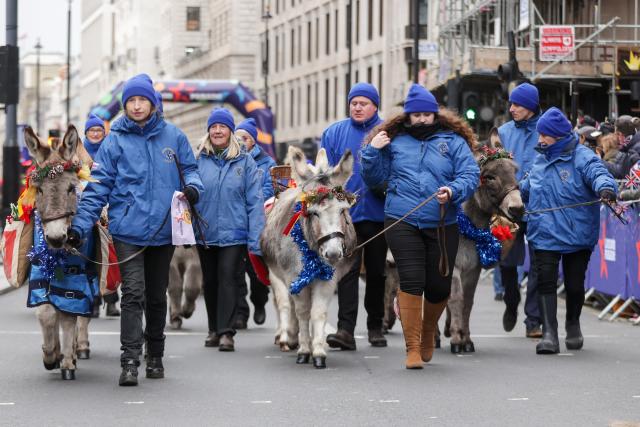 (260102) -- LONDON, Jan. 2, 2026 (Xinhua) -- People take part in the annual New Year's Day Parade in London, Britain, Jan. 1, 2026. (Xinhua)