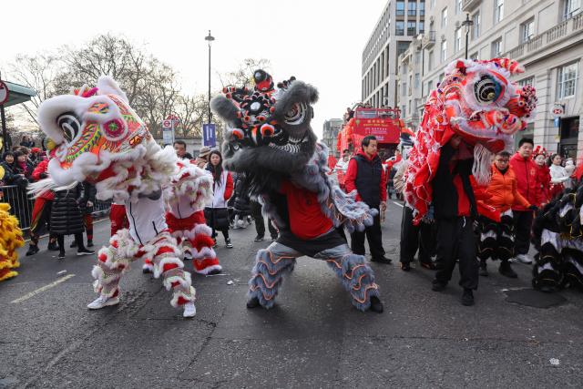 (260102) -- LONDON, Jan. 2, 2026 (Xinhua) -- People perform lion dance in the annual New Year's Day Parade in London, Britain, Jan. 1, 2026. (Xinhua)