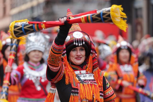 (260102) -- LONDON, Jan. 2, 2026 (Xinhua) -- People take part in the annual New Year's Day Parade in London, Britain, Jan. 1, 2026. (Xinhua)
