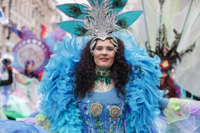 (260102) -- LONDON, Jan. 2, 2026 (Xinhua) -- A performer takes part in the annual New Year's Day Parade in London, Britain, Jan. 1, 2026. (Xinhua)