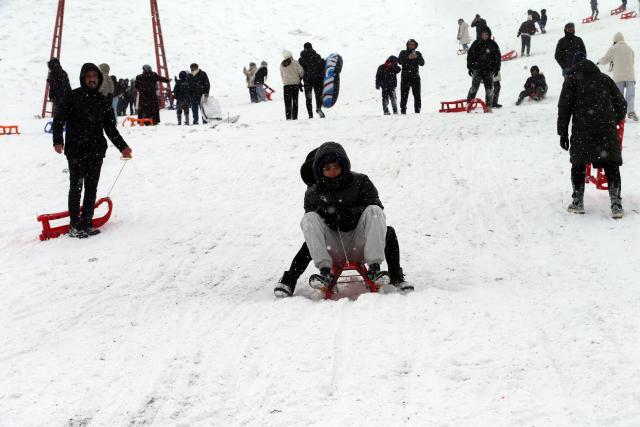 (260102) -- ANKARA, Jan. 2, 2026 (Xinhua) -- People have fun at Elmadag ski resort in Ankara, Türkiye, on Jan. 1, 2026. The Elmadag ski resort is a popular destination for winter sports enthusiasts in Ankara. (Mustafa Kaya/Handout via Xinhua)