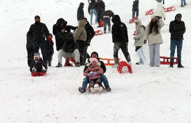 (260102) -- ANKARA, Jan. 2, 2026 (Xinhua) -- People have fun at Elmadag ski resort in Ankara, Türkiye, on Jan. 1, 2026. The Elmadag ski resort is a popular destination for winter sports enthusiasts in Ankara. (Mustafa Kaya/Handout via Xinhua)