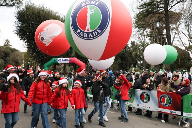 (260102) -- ROME, Jan. 2, 2026 (Xinhua) -- People march with festive balloons during the new year parade in Rome, Italy, Jan. 1, 2026. (Xinhua/Li Jing)
