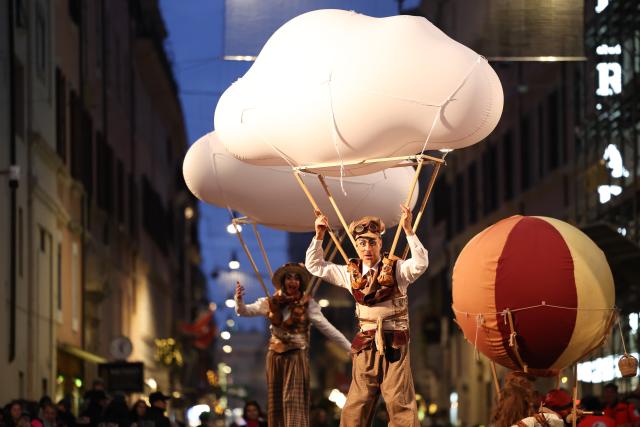 (260102) -- ROME, Jan. 2, 2026 (Xinhua) -- Stilt performers march during the new year parade in Rome, Italy, Jan. 1, 2026. (Xinhua/Li Jing)
