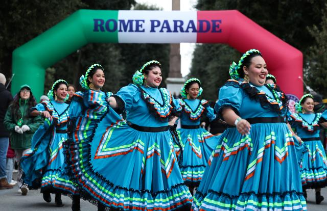(260102) -- ROME, Jan. 2, 2026 (Xinhua) -- Dancers perform during the new year parade in Rome, Italy, Jan. 1, 2026. (Xinhua/Li Jing)
