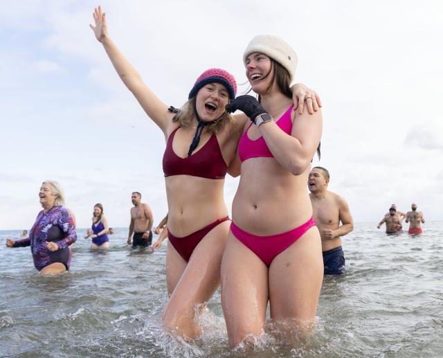 (260102) -- TORONTO, Jan. 2, 2026 (Xinhua) -- Participants take part in the Toronto Polar Bear Dip event in Toronto, Canada, on Jan. 1, 2026. Hundreds of people braved the chilly waters here on Thursday to celebrate the first day of 2026 and raise funds for charity. (Photo by Zou Zheng/Xinhua)