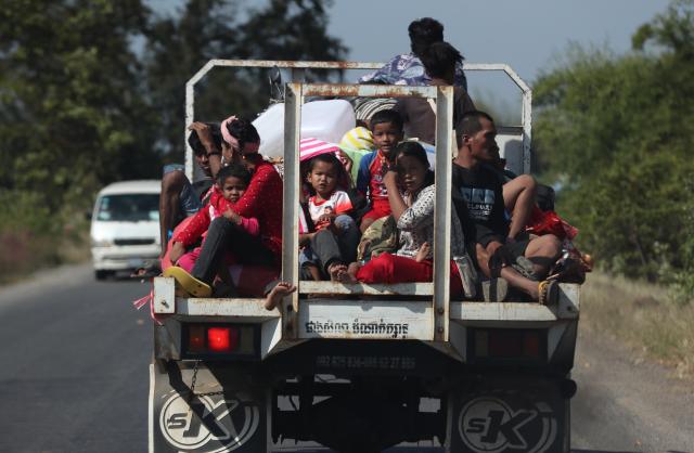 (260102) -- BATTAMBANG, Jan. 2, 2026 (Xinhua) -- Cambodian evacuees return home in Battambang province, Cambodia on Dec. 30, 2025. Some 167,478 Cambodian evacuees have so far returned to their homes, Cambodia's Ministry of Interior said in a press release on Thursday. (Agence Kampuchea Presse/Handout via Xinhua)