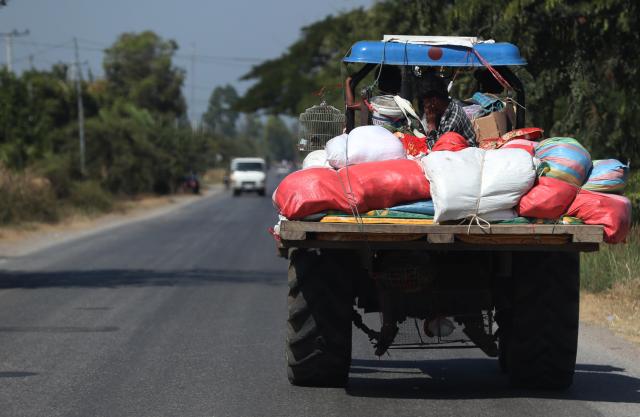 (260102) -- BATTAMBANG, Jan. 2, 2026 (Xinhua) -- Cambodian evacuees return home in Battambang province, Cambodia on Dec. 30, 2025. Some 167,478 Cambodian evacuees have so far returned to their homes, Cambodia's Ministry of Interior said in a press release on Thursday. (Agence Kampuchea Presse/Handout via Xinhua)