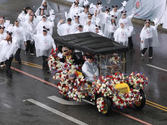 (260102) -- PASADENA, Jan. 2, 2026 (Xinhua) -- Disney characters move during the 137th Rose Parade in Pasadena, California, the United States, on Jan. 1, 2026. The 137th Rose Parade kicked off Thursday morning in Pasadena, known as the "City of Roses." It was the first time in two decades that the parade was held in rainy conditions, as a powerful winter storm drenched the region.
   Themed "The Magic in Teamwork," this year's parade featured dozens of flower-decorated floats, equestrian units and marching bands from across the United States and around the world along the 5.5-mile route. (Photo by Qiu Chen/Xinhua)