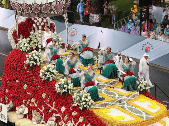 (260102) -- PASADENA, Jan. 2, 2026 (Xinhua) -- A float moves during the 137th Rose Parade in Pasadena, California, the United States, on Jan. 1, 2026. The 137th Rose Parade kicked off Thursday morning in Pasadena, known as the "City of Roses." It was the first time in two decades that the parade was held in rainy conditions, as a powerful winter storm drenched the region.
   Themed "The Magic in Teamwork," this year's parade featured dozens of flower-decorated floats, equestrian units and marching bands from across the United States and around the world along the 5.5-mile route. (Photo by Qiu Chen/Xinhua)