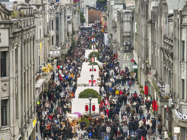 (260102) -- BEIJING, Jan. 2, 2026 (Xinhua) -- An aerial drone photo shows tourists visiting Wuma Street in Wenzhou City, east China's Zhejiang Province, Jan. 1, 2026. People across China celebrated the arrival of 2026 with a wide range of festivities on Thursday, the first day of the year. (Photo by Su Qiaojiang/Xinhua)