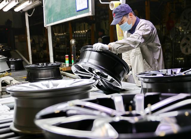 (260102) -- BEIJING, Jan. 2, 2026 (Xinhua) -- A worker works on a wheel production line of a company in Qinhuangdao City, north China's Hebei Province, on Jan. 1, 2026.
  Some workers from all walks of life have been standing fast at their posts and fulfilling their duties with full dedication on the New Year day. (Photo by Cao Jianxiong/Xinhua)