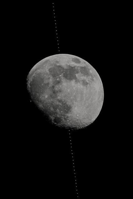 (260102) -- BEIJING, Jan. 2, 2026 (Xinhua) -- A stacked composite photo taken on Dec. 31, 2025 in Beijing, China, shows the Chinese space station passing in front of the Moon. (Photo by Zhong Yi/Xinhua)