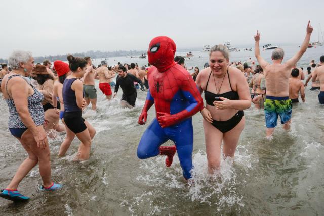 (260102) -- VANCOUVER, Jan. 2, 2026 (Xinhua) -- People take part in the 106th Polar Bear Swim on New Year's Day in Vancouver, British Columbia, Canada, Jan. 1, 2026. (Photo by Liang Sen/Xinhua)