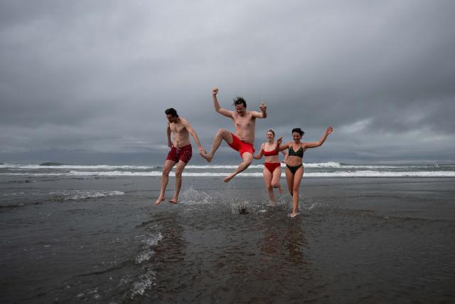 (260102) -- SAN FRANCISCO, Jan. 2, 2026 (Xinhua) -- People play in the water to celebrate the New Year in San Francisco, California, the United States, Jan. 1, 2026. (Photo by Ziyu Julian Zhu/Xinhua)