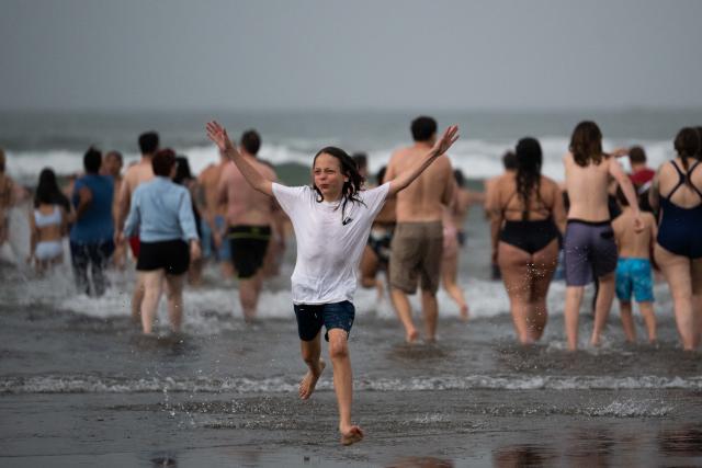 (260102) -- SAN FRANCISCO, Jan. 2, 2026 (Xinhua) -- People play in the water to celebrate the New Year in San Francisco, California, the United States, Jan. 1, 2026. (Photo by Ziyu Julian Zhu/Xinhua)