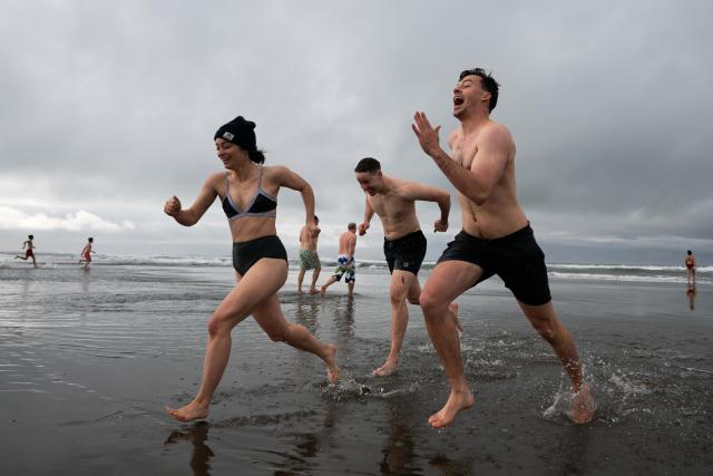 (260102) -- SAN FRANCISCO, Jan. 2, 2026 (Xinhua) -- People play in the water to celebrate the New Year in San Francisco, California, the United States, Jan. 1, 2026. (Photo by Ziyu Julian Zhu/Xinhua)