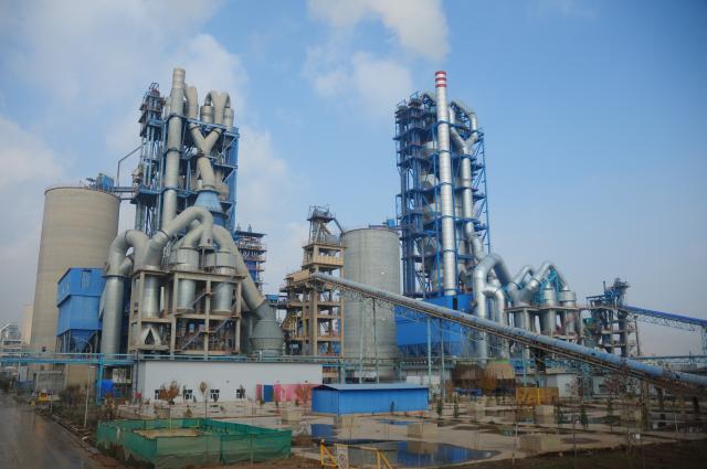 (260102) -- BAGHDAD, Jan. 2, 2026 (Xinhua) -- This photo taken on Dec. 26, 2025 shows the Delta Cement Plant on the outskirts of Sulaymaniyah, Iraq. TO GO WITH "Feature: Chinese cement production lines power Iraq's reconstruction" (Xinhua/Duan Minfu)