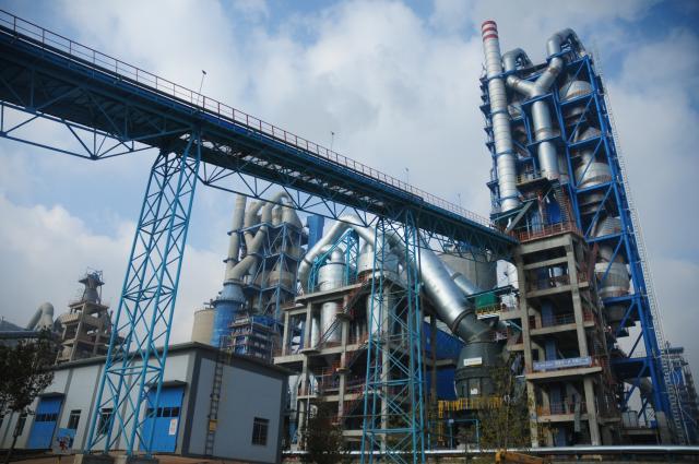 (260102) -- BAGHDAD, Jan. 2, 2026 (Xinhua) -- This photo taken on Dec. 26, 2025 shows the Delta Cement Plant on the outskirts of Sulaymaniyah, Iraq. TO GO WITH "Feature: Chinese cement production lines power Iraq's reconstruction" (Xinhua/Duan Minfu)