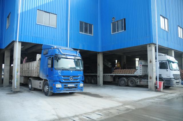 (260102) -- BAGHDAD, Jan. 2, 2026 (Xinhua) -- Workers load packaged cement onto trucks at the Delta Cement Plant on the outskirts of Sulaymaniyah, Iraq, Dec. 26, 2025. TO GO WITH "Feature: Chinese cement production lines power Iraq's reconstruction" (Xinhua/Duan Minfu)