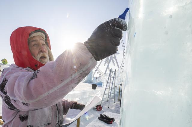 (260102) -- HARBIN, Jan. 2, 2026 (Xinhua) -- A competitor works on an ice sculpture during the 37th China Harbin International Ice Sculpture Competition at the Harbin Ice-Snow World in Harbin, northeast China's Heilongjiang Province, Jan. 2, 2026. The competition kicked off here on Friday. (Photo by Zhang Chunlei/Xinhua)