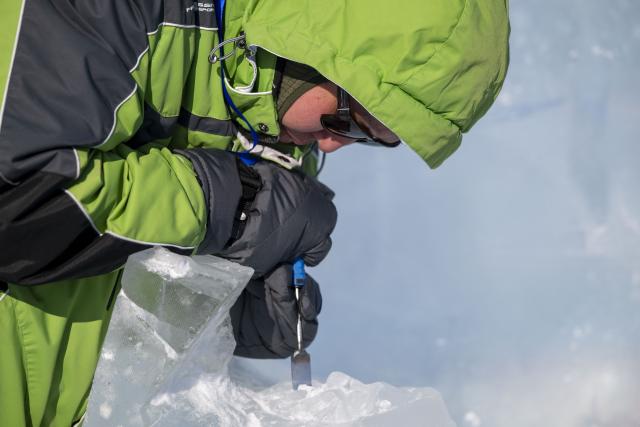 (260102) -- HARBIN, Jan. 2, 2026 (Xinhua) -- A competitor works on an ice sculpture during the 37th China Harbin International Ice Sculpture Competition at the Harbin Ice-Snow World in Harbin, northeast China's Heilongjiang Province, Jan. 2, 2026. The competition kicked off here on Friday. (Xinhua/Zhang Tao)