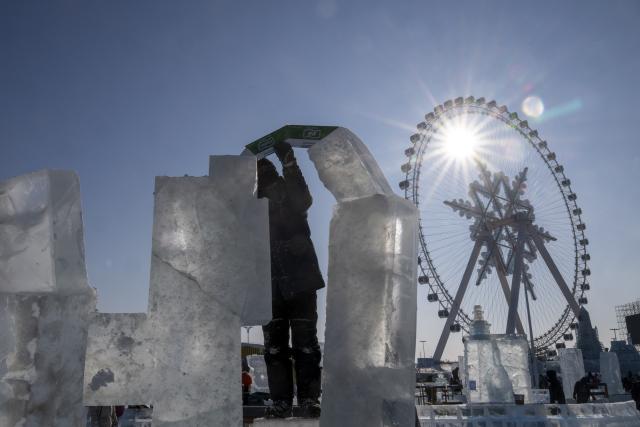 (260102) -- HARBIN, Jan. 2, 2026 (Xinhua) -- A competitor works on an ice sculpture during the 37th China Harbin International Ice Sculpture Competition at the Harbin Ice-Snow World in Harbin, northeast China's Heilongjiang Province, Jan. 2, 2026. The competition kicked off here on Friday. (Xinhua/Zhang Tao)