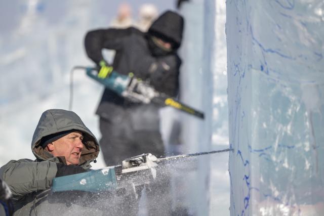 (260102) -- HARBIN, Jan. 2, 2026 (Xinhua) -- Competitors work on ice sculptures during the 37th China Harbin International Ice Sculpture Competition at the Harbin Ice-Snow World in Harbin, northeast China's Heilongjiang Province, Jan. 2, 2026. The competition kicked off here on Friday. (Xinhua/Zhang Tao)