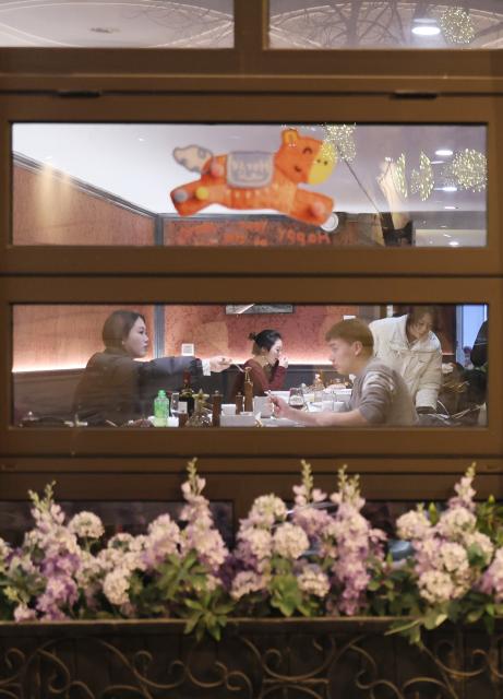 (260102) -- TIANJIN, Jan. 2, 2026 (Xinhua) -- People enjoy meals at a restaurant in the Jiefang North Road historical and cultural block in Tianjin, north China, Jan. 1, 2026. Located on the south bank of the Haihe River in Tianjin, the century-old Jiefang North Road historical and cultural block used to be a neighborhood where many banks clustered. Now, the streets there decorated with festive lights have attracted many tourists for a citywalk during the New Year's Day holiday. (Xinhua/Li Ran)