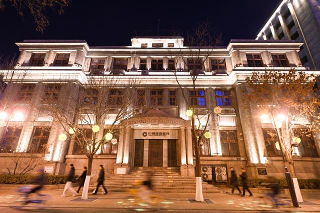 (260102) -- TIANJIN, Jan. 2, 2026 (Xinhua) -- Tourists visit the Jiefang North Road historical and cultural block in Tianjin, north China, Jan. 1, 2026. Located on the south bank of the Haihe River in Tianjin, the century-old Jiefang North Road historical and cultural block used to be a neighborhood where many banks clustered. Now, the streets there decorated with festive lights have attracted many tourists for a citywalk during the New Year's Day holiday. (Xinhua/Zhao Zishuo)