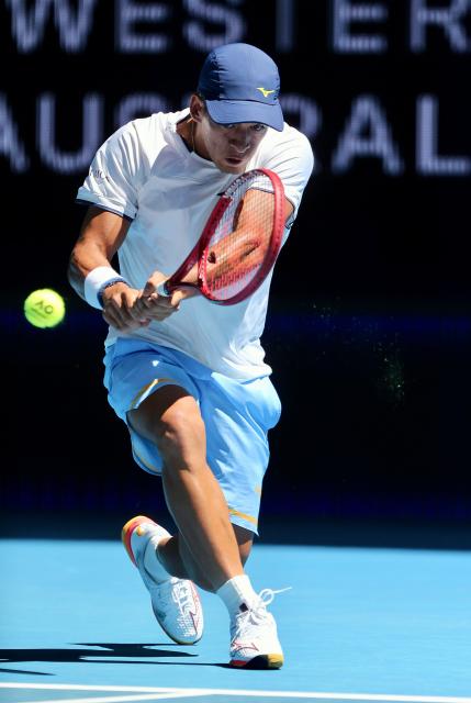 (260102) -- PERTH, Jan. 2, 2026 (Xinhua) -- Sebastian Baez of Argentina hits a return during the men's singles match against Jaume Munar of Spain in the Group A round robin match between Spain and Argentina at the 2026 United Cup tennis tournament in Perth, Australia, Jan. 2, 2026. (Photo by Zhou Dan/Xinhua)