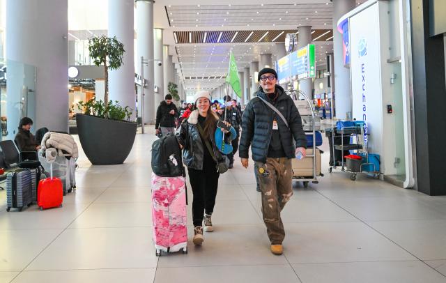 (260102) -- ISTANBUL, Jan. 2, 2026 (Xinhua) -- A group of Chinese tourists arrive at Istanbul Airport in Istanbul, Türkiye, Jan. 2, 2026.
  Türkiye has granted visa-free travel to Chinese citizens holding ordinary passports for tourism and transit, according to a presidential decree published in the Official Gazette.
  The first group of Chinese tourists eligible for visa-free entry arrived at Istanbul Airport in Türkiye on Friday. (Xinhua/Liu Lei)
