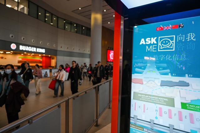 (260102) -- ISTANBUL, Jan. 2, 2026 (Xinhua) -- This photo taken on Jan. 2, 2026 shows an electronic display showing information in the Chinese language at Istanbul Airport in Istanbul, Türkiye.
  Türkiye has granted visa-free travel to Chinese citizens holding ordinary passports for tourism and transit, according to a presidential decree published in the Official Gazette.
  The first group of Chinese tourists eligible for visa-free entry arrived at Istanbul Airport in Türkiye on Friday. (Xinhua/Liu Lei)
