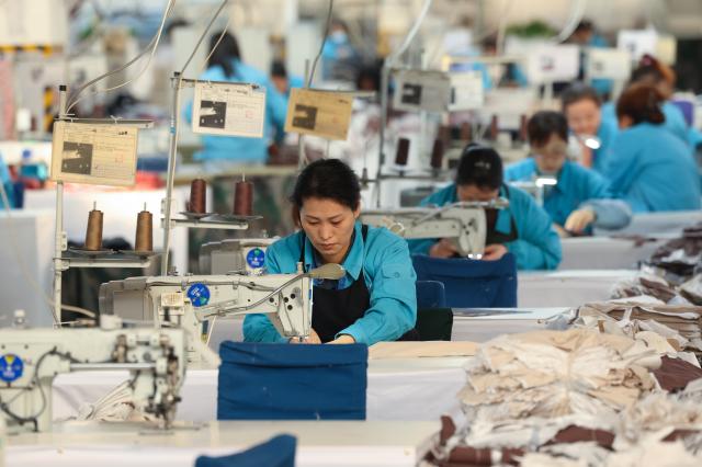 (260102) -- BEIJING, Jan. 2, 2026 (Xinhua) -- Staff members work on a production line at a clothing company in Shijiazhuang, north China's Hebei Province, Jan. 2, 2026. China's economy kicked off 2026 with robust momentum, as evidenced by bustling economic activity in the year's first days. (Photo by Liang Zidong/Xinhua)
