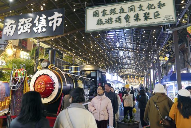 (260102) -- BEIJING, Jan. 2, 2026 (Xinhua) -- Tourists visit Nanqiang Street in Kunming, southwest China's Yunnan Province, Jan. 1, 2026. China's economy kicked off 2026 with robust momentum, as evidenced by bustling economic activity in the year's first days. (Photo by Liang Zhiqiang/Xinhua)