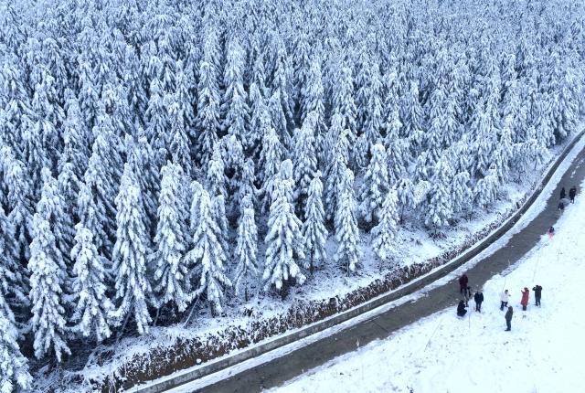 (260102) -- BEIJING, Jan. 2, 2026 (Xinhua) -- An aerial drone photo taken on Jan. 2, 2026 shows people enjoying their leisure time amid snow in Xuan'en County, central China's Hubei Province. Snowfall hit many parts of China during the New Year's Day holiday, drawing tourists to enjoy the snowy scenery. (Photo by Song Wen/Xinhua)