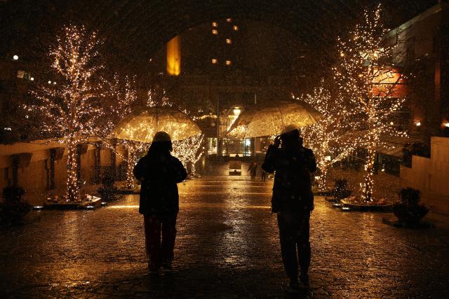 (260102) -- TOKYO, Jan. 2, 2026 (Xinhua) -- People walk on a street on the first snow day of 2026 in Tokyo, Japan, Jan. 2, 2026. (Xinhua/Jia Haocheng)