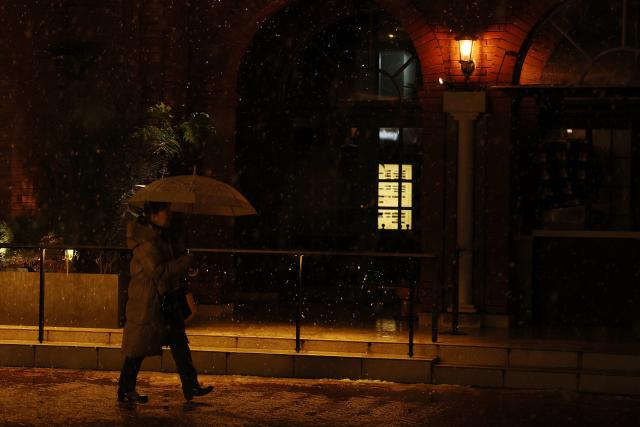 (260102) -- TOKYO, Jan. 2, 2026 (Xinhua) -- A woman walks on a street on the first snow day of 2026 in Tokyo, Japan, Jan. 2, 2026. (Xinhua/Jia Haocheng)