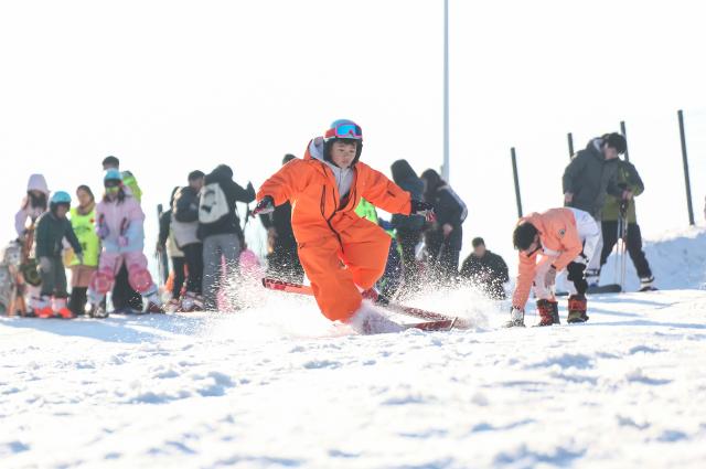 (260102) -- BEIJING, Jan. 2, 2026 (Xinhua) -- A child skis at Baohua Mountain National Park in Jurong, east China's Jiangsu Province on Jan. 2, 2025. China's economy kicked off 2026 with robust momentum, as evidenced by bustling economic activity in the year's first days. (Photo by Zhong Xueman/Xinhua)
