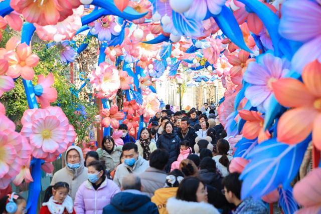 (260102) -- BEIJING, Jan. 2, 2026 (Xinhua) -- Tourists visit the Laomendong scenic zone in Nanjing, capital of east China's Jiangsu Province on Jan. 2, 2026. China's economy kicked off 2026 with robust momentum, as evidenced by bustling economic activity in the year's first days. (Photo by Su Yang/Xinhua)