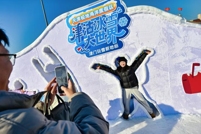 (260102) -- BEIJING, Jan. 2, 2026 (Xinhua) -- Tourists take photos at an ocean resort in Binhai New Area, north China's Tianjin on Jan. 2, 2026. China's economy kicked off 2026 with robust momentum, as evidenced by bustling economic activity in the year's first days. (Photo by Du Penghui/Xinhua)