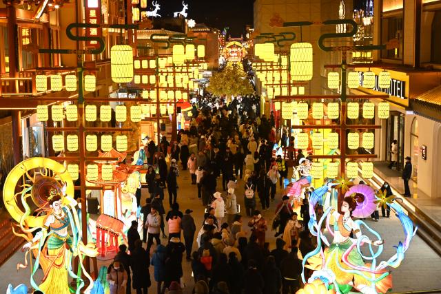 (260102) -- BEIJING, Jan. 2, 2026 (Xinhua) -- Tourists visit a night market in Dunhuang, northwest China's Gansu Province on Jan. 1, 2026. China's economy kicked off 2026 with robust momentum, as evidenced by bustling economic activity in the year's first days. (Photo by Zhang Xiaoliang/Xinhua)