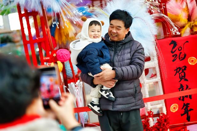(260102) -- BEIJING, Jan. 2, 2026 (Xinhua) -- Citizens pose for photos at a cultural center in north China's Tianjian on Jan. 2, 2025. China's economy kicked off 2026 with robust momentum, as evidenced by bustling economic activity in the year's first days. (Photo by Du Penghui/Xinhua)