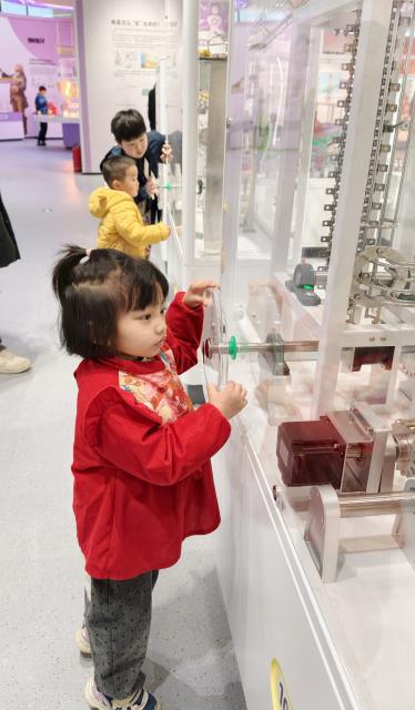(260102) -- BEIJING, Jan. 2, 2026 (Xinhua) -- A child interacts with an exhibit at a science and technology museum in Hezhou, south China's Guangxi Zhuang Autonomous Region, Jan. 2, 2026. Diverse exhibitions staged at museums, galleries and other cultural institutions across the country have greatly enriched people's life during the New Year holiday. (Photo by Liao Zuping/Xinhua)