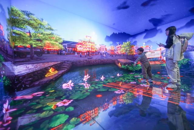 (260102) -- BEIJING, Jan. 2, 2026 (Xinhua) -- People visit the Guizhou Science and Technology Museum in Guiyang, capital of southwest China's Guizhou Province, Jan. 2, 2026. Diverse exhibitions staged at museums, galleries and other cultural institutions across the country have greatly enriched people's life during the New Year holiday. (Photo by Yuan Fuhong/Xinhua)