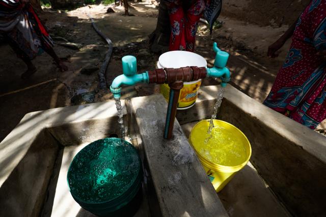 (260102) -- ZANZIBAR, Jan. 2, 2026 (Xinhua) -- Photo taken on Jan. 1, 2026, shows clean water flowing steadily from taps on Pemba Island, Zanzibar, Tanzania. TO GO WITH "Feature: Where clean water flows, disease recedes: China's schistosomiasis control effort saves lives in Zanzibar" (Xinhua/Emmanuel Herman)
