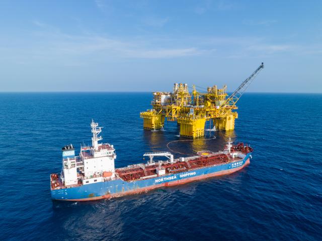 (260103) -- HAIKOU, Jan. 3, 2026 (Xinhua) -- This undated file photo shows a shuttle oil tanker connecting with the Deep Sea No. 1 energy station for oil transportation. China's largest offshore gas field, named Deep Sea No. 1, has recently completed its 100th shipment of crude oil since being put into production, announced the China National Offshore Oil Corporation (CNOOC) on Friday.
   The field's total oil and gas output in 2025 exceeded 4.5 million tonnes of oil equivalent, comparable to that of a medium-sized onshore oilfield. (CNOOC/Handout via Xinhua)